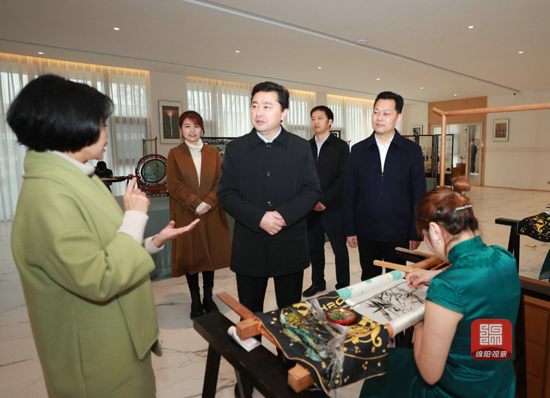 2021年2月27日 羅增斌在蠶?，F(xiàn)代農(nóng)業(yè)園調(diào)研（記者 賴杰 攝）.JPG