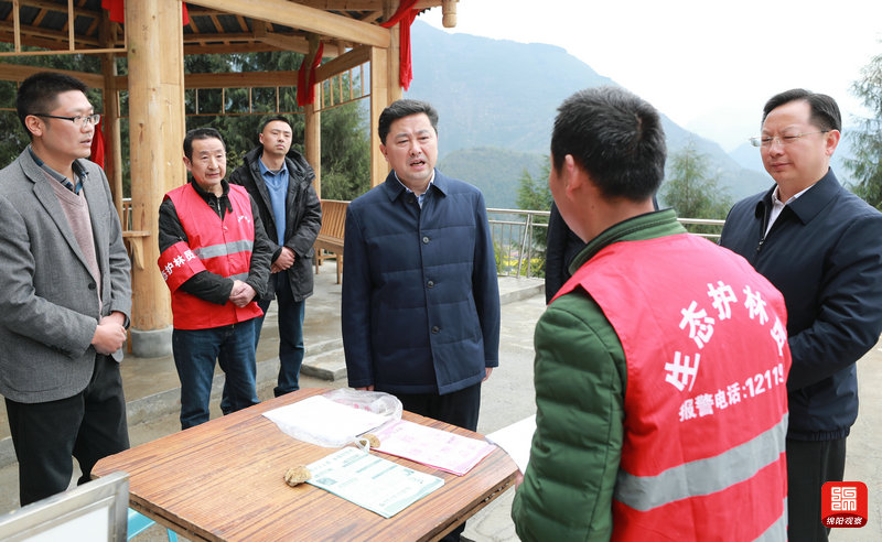2021年3月6日 羅增斌在擂鼓鎮蓋頭村檢查森林防火工作（記者 賴杰 攝）.jpg