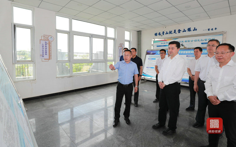 2021年7月8日 羅增斌在江油工業(yè)園區(qū)污水處理廠(chǎng)督導(dǎo)生態(tài)環(huán)境整改工作（記者 賴(lài)杰 攝）.JPG