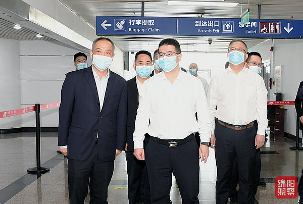 2022年9月28日，李云檢查節(jié)前安全生產(chǎn)、疫情防控、市場供應(yīng)(機(jī)場)5  張莉 攝.jpg