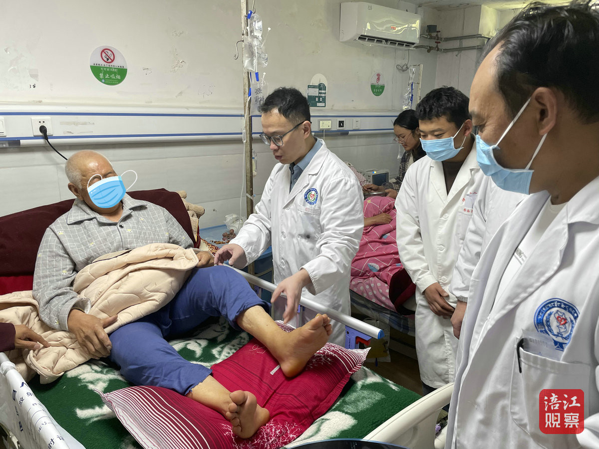 綿陽四0四醫院王直兵博士在壤塘縣醫院查看大骨節病患術后情況4_1.jpg
