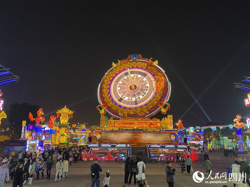 燈會開幕當晚，各地游客前來賞燈。人民網 王凡攝